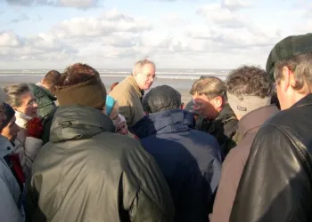 groep mensen op strand